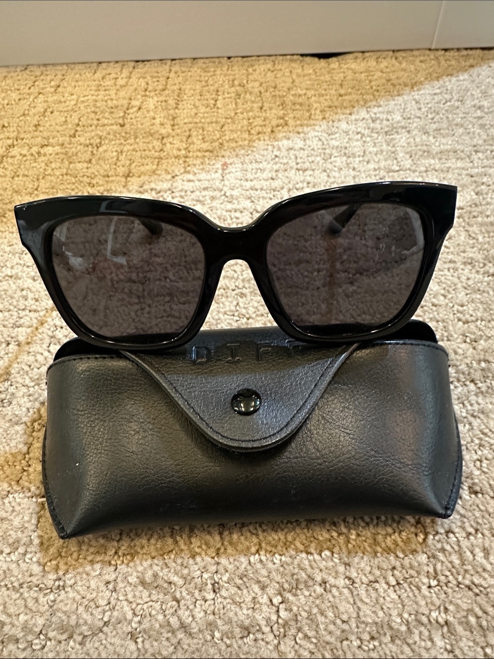 Diff Bella polarized Black Sunglasses with Case